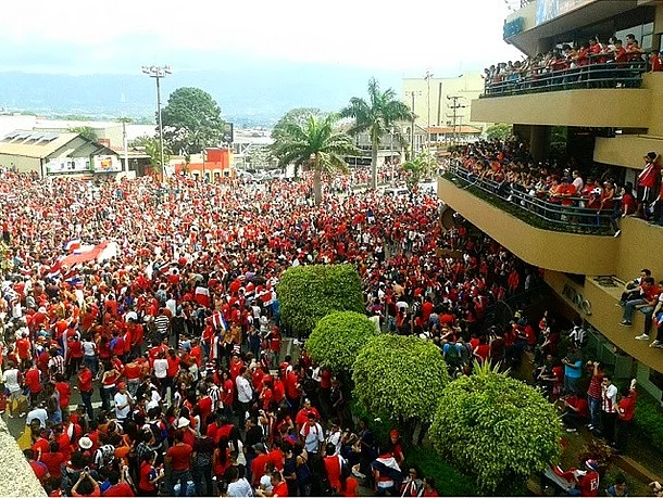 İtalya'yı Dünya Kupası'nda yenen Kosta Rika'lıların sokaklara taşan kutlamaları.