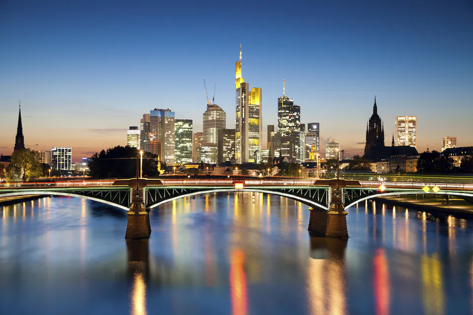 Eisener Köprüsü Main Nehri üzerinde Frankfurt manzarasını