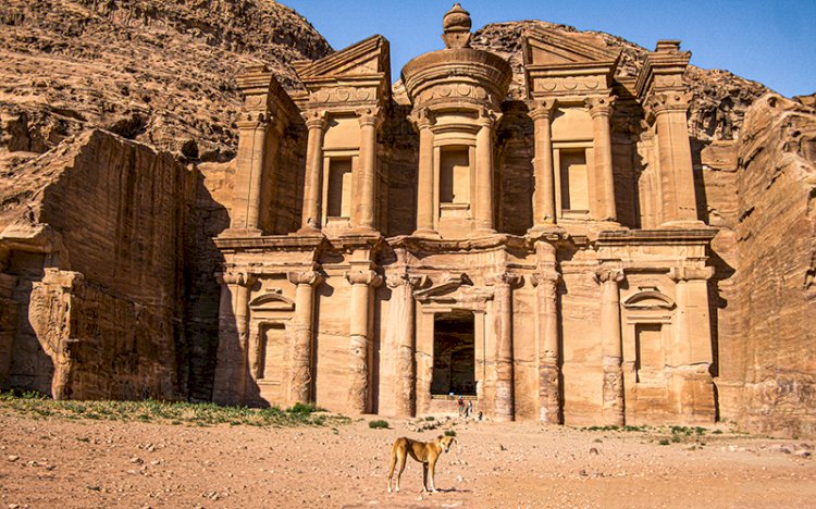 Kayalara Oyulmuş Tapınak: El-Deir Manastırı, Petra
