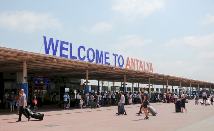 Antalya’da yüzler gülüyor – Bir Günde 36 Uçak İndi