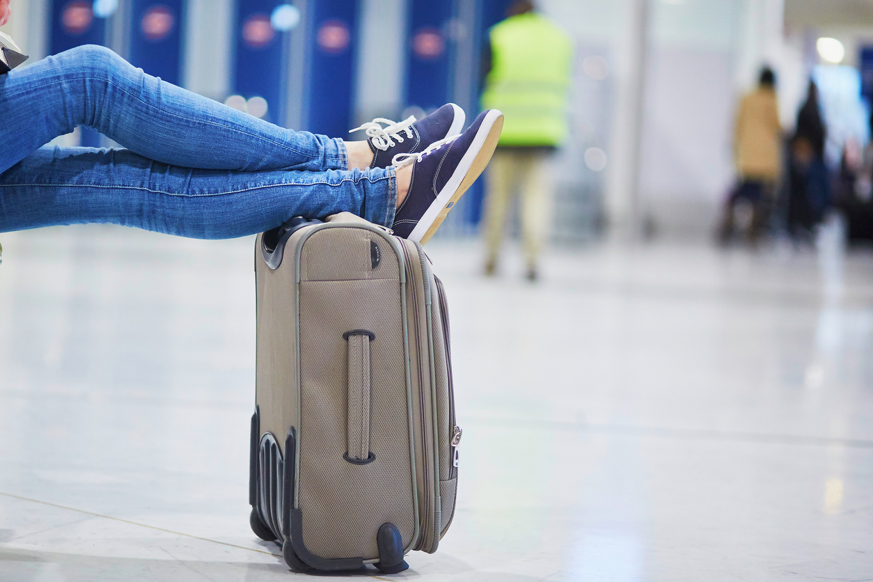 valizler-ile-havalimanında-beklemek
