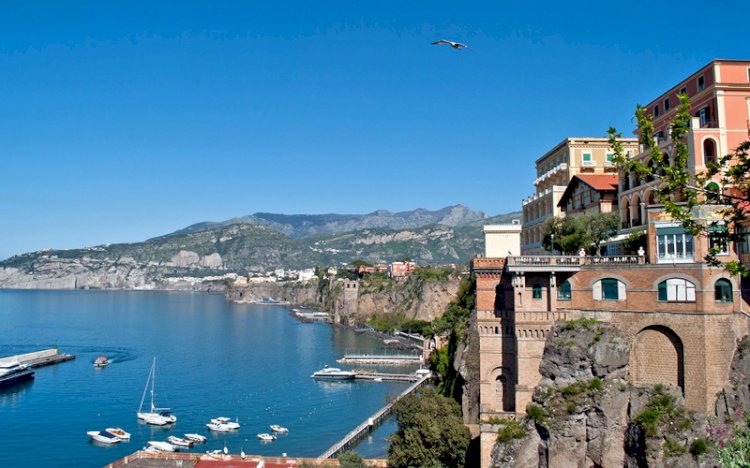 İtalya’nın En Güzel Sahili Amalfi Kıyısının Kapısı: Sorrento