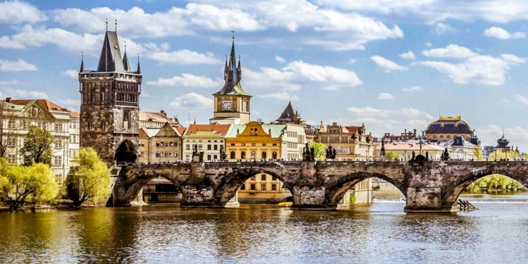 Prag’ın Tarihi Köprüsü: Karl Köprüsü
