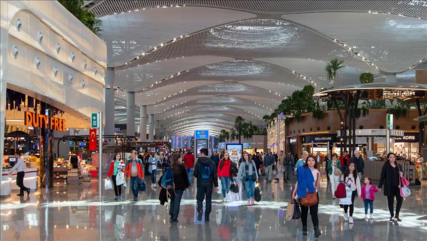 İstanbul’a alışverişe gelenler havalimanında uzun kuyruklar oluşturuyor
