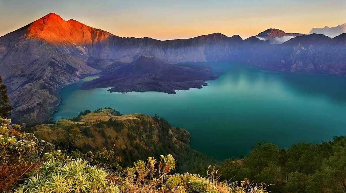 Endonezya’nın Aktif Volkanı Rinjani Dağı